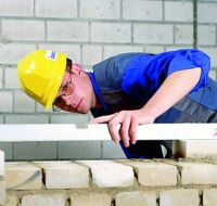 Schlichtungsausschuss bei AusbildungsstreitigkeitenWas tun bei Streitigkeiten während der Ausbildung? Bei den Kreishandwerkerschaften besteht gemäß § 111 Abs. 2 des Arbeitsgerichtsgesetzes ein Ausschuss zur Beilegung von Streitigkeiten zwischen Ausbildenden und Auszubildenden. Diese Schlichtungsausschüsse können Streitigkeiten aus bestehenden Berufsausbildungsverhältnissen verhandeln. Im Falle von Streitigkeiten zwischen Auszubildendem und Arbeitgeber, z.B. bei einer Kündigung, verhandeln zunächst beide Parteien beim Schlichtungsausschuss, bevor eine Klage beim Arbeitsgericht eingereicht werden kann.Der Schlichtungsausschuss wird vom Auszubildenden oder Ausbildungsbetrieb angerufen und ist bei der örtlichen Kreishandwerkerschaft ansässig. Dabei ist der Ausschuss auch für Nichtinnungsmitglieder zuständig. Vor dem Ausschuss wird ein Verfahren eingeleitet, welches nicht öffentlich ist und sich nach der von der Handwerkskammer erlassenen Verfahrensordnung richtet. Für das Verfahren besteht kein Anwaltszwang. Jede Partei trägt ihre Kosten z.B. für Sachverständige oder Zeugen selbst, die Verfahrensgebühr jedoch hat der Ausbildungsbetrieb zu entrichten. Das Verfahren wird durch Vergleich der Parteien oder durch die Entscheidung des Schlichtungsausschusses abgeschlossen. Werden die Entscheidungen von beiden Seiten anerkannt, können sie zwangsvollstreckt werden. Ist eine Partei mit der Entscheidung nicht einverstanden, so kann sie innerhalb von zwei Wochen Klage vor dem Arbeitsgericht einreichen.Der Ausschuss entscheidet über Streitigkeiten:aus dem Ausbildungsverhältnisüber das Bestehen oder Nichtbestehen eines Ausbildungsverhältnissesaus unerlaubten Handlungen soweit diese mit dem Ausbildungsverhältnis in Zusammenhang stehen.Die Zuständigkeit entfällt, wenn das Ausbildungsverhältnis zur Zeit der Schlichtung nicht mehr besteht.Anrufung des AusschussesDer für die Anrufung des Ausschusses erforderliche Antrag soll nach Möglichkeit in dreifacher Ausfertigung bei der Geschäftsstelle des Ausschusses eingereicht oder zu Protokoll gegeben werden. Die Geschäftsstelle leitet den Antrag unverzüglich dem Vorsitzenden zu.Inhalt des AntragesDer Antrag soll enthalten:Die Bezeichnung der Beteiligten (Antragsteller und Antragsgegner)Ein bestimmtes AntragsbegehrenEine Begründung des AntragsbegehrensDer Berufsausbildungsvertrag soll dem Antrag beigefügt werden.Der Ausschuss für Ausbildungsstreitigkeiten der Innung ist unter folgender Adresse schriftlich zu erreichen:für die Bereiche Koblenz und Rhein-LahnKreishandwerkerschaft MittelrheinAusschuss für AusbildungsstreitigkeitenHoevelstr. 1956073 Koblenzfür den Bereich AhrweilerKreishandwerkerschaft AhrweilerAusschuss für AusbildungsstreitigkeitenWilhelmstraße 2053474 Bad Neuenahr-Ahrweiler