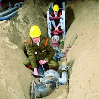 Mit der Beschlussfassung einer Geschäfts- und Verfahrensordnung bietet die Installateur- und Heizungsbauer-Innung Mittelrhein/Mosel eine „SHK- Schiedsstelle“ an. Einstimmig beschloss die Innungsversammlung eine solche Schiedsstelle einzurichten, die die Aufgabe hat, Streitigkeiten zwischen Kunden und den Handwerksbetrieben in den Bereichen Wassertechnik und Wärmetechnik beizulegen. Das Schiedsverfahren sieht eine zweistufige Regelung vor. In der ersten Stufe wird im Rahmen eines Vorverfahrens geklärt, ob eine gütige Einigung zwischen Auftraggeber und Mitgliedsbetrieb der Innung sich erreichen lässt. Vor allem wird eine wesentlicher Beitrag zur Klärung der Sach- und Rechtslage geleistet. Die Kosten der Schiedsstelle trägt die Installateur- und Heizungsbauer-Innung Mittelrhein/Mosel.Die Innung verspricht sich davon, dass der Kunde bei Meisterbetrieben nicht nur qualitativ hochwertig bedient wird, sondern auch in Streitfällen Unterstützung erhalten kann.