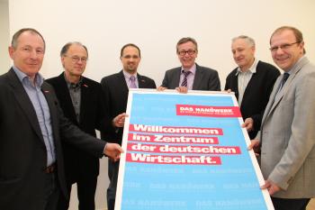 Foto: Archiv
v.l.n.r.:
Kurt Reiner (OM Dachdecker-Innung Boppard, Jürgen Geifes (OM Innung Farbe Gestaltung Bautenschutz Mittelrhein-Mosel-Eifel, Markus Caspers (OM Elektro-Innung St. Goar), Helmut Weiler (GF Kreishandwerkerschaft Mittelrhein), Günther Schneider (stv. OM Schreiner-Innung Koblenz-Rhein-Mosel), Detlef Börner (Kreishandwerksmeister Kreishandwerkerschaft Mittelrhein)