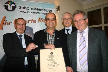 Georg Wilkes (Mitte) aus Kruft erhält das Peter Friedhofen-Ehrenzeichen. Es gratulieren (von links) Obermeister Michael Arndt, Karlheinz Gaschler, Hauptgeschäftsführer der Kreishandwerkerschaft und Horst Ewenz, stellvertretender Obermeister.