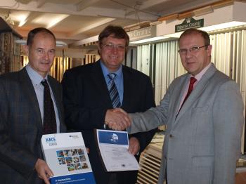 Foto: Archiv
v.l.n.r. Dipl.-Ing. Uwe Lindhof, Bau-BG, Fliesenlegermeister Knut Mohr, Obermeister Dipl.-Ing. Detlef Börner
