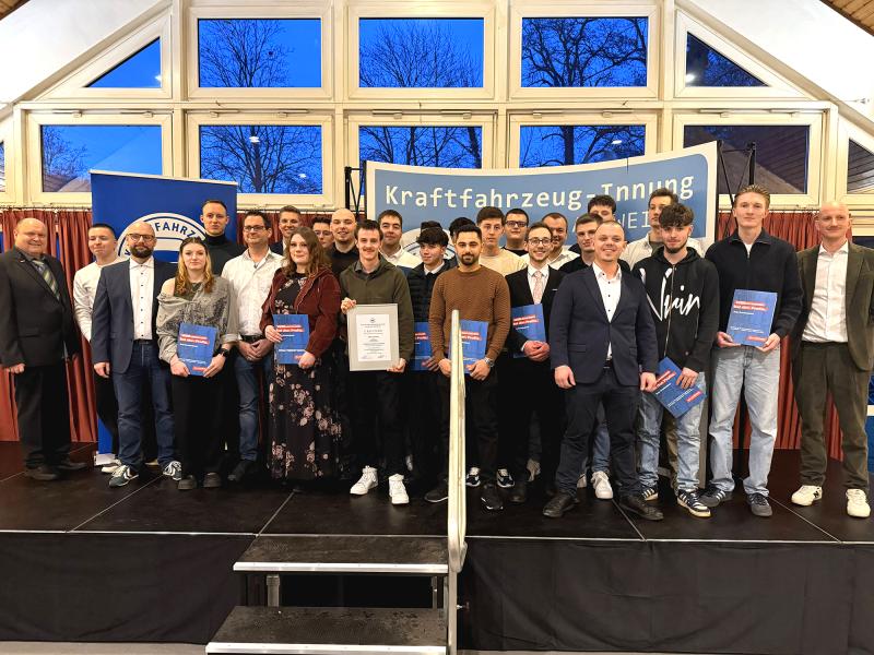 Innungsobermeister Stefan Odenthal (links) und Mitglieder der Prüfungskommission freuten sich mit den 26 neuen KFZ-Gesellinnen und -Gesellen.Foto: Reiner Friedsam