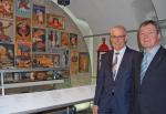Gesch&auml;ftsf&uuml;hrer Karlheinz Gaschler und Obermeister Erwin Schmidt besichtigen die Ausstellung, die in Zusammenarbeit von Landesmuseum, Konditoren-Innung RLP und Handwerkskammer Koblenz durchgef&uuml;hrt wird.